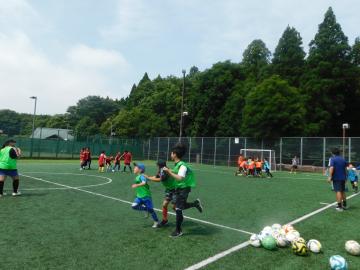 フットサルの試合の前にウォーミングアップをする子どもたち