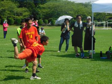 相手チームにボールを投げる子どもの様子