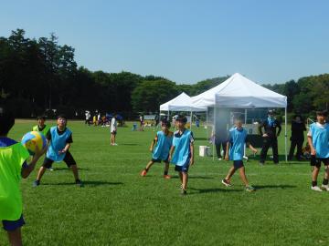 相手チームの攻撃に構える子どもたち