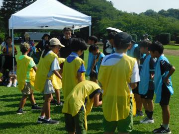 試合後に互いに礼をする子どもたち