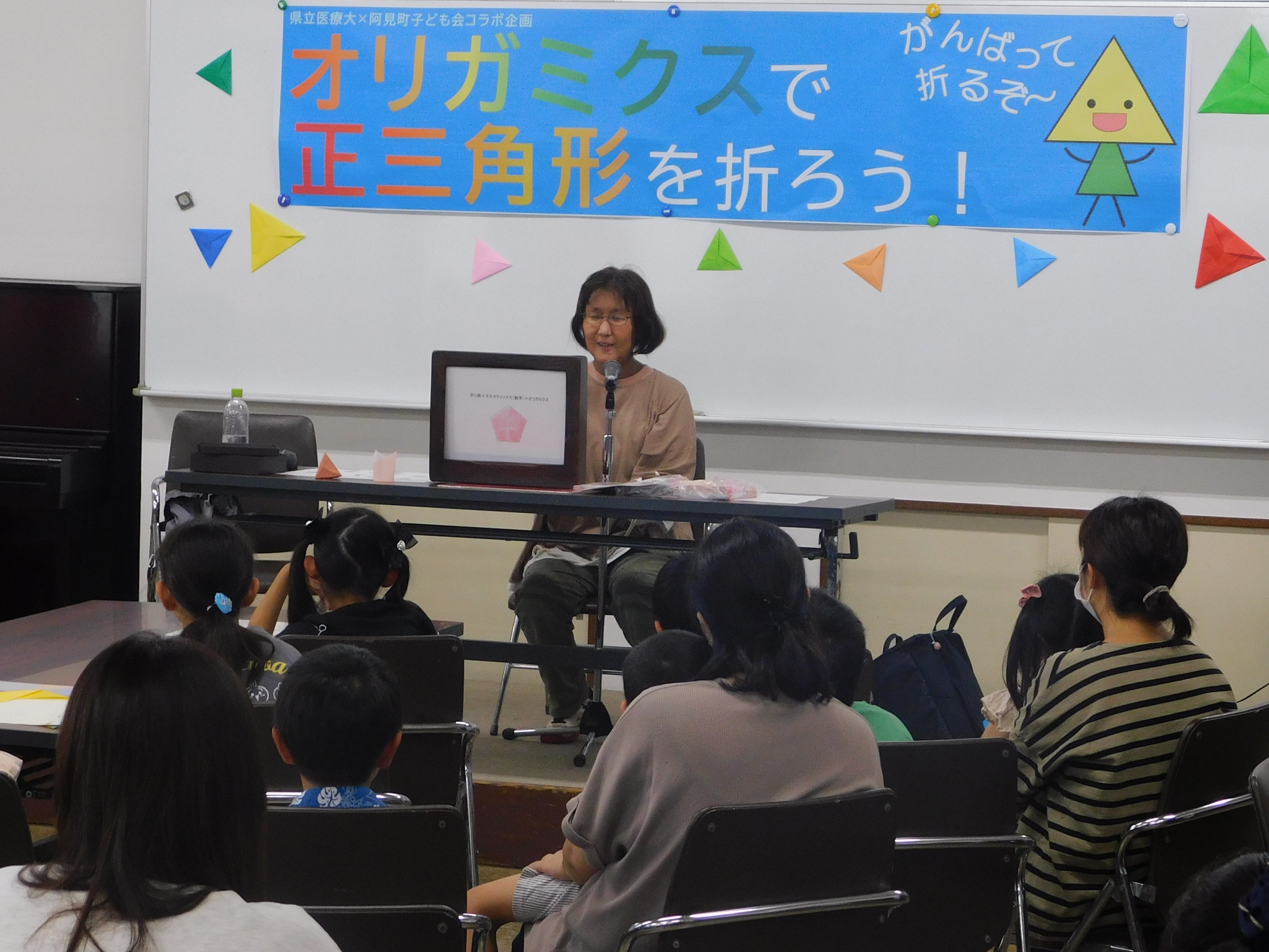 みんなで紙芝居を聞いています
