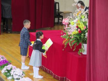 教科書並びに記念品贈呈