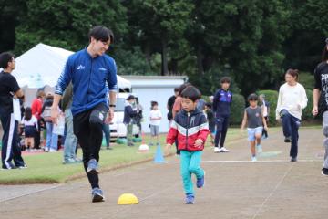 阿見アスリートのブースでトレーニングする子ども