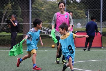 ウォーミングアップをする子どもたち
