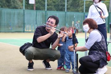 吹き矢をする子どもたち