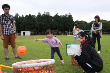 玉入れする子ども
