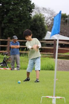 ホールインワンにチャレンジする子ども