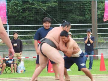 力士との取り組みにチャレンジする参加者