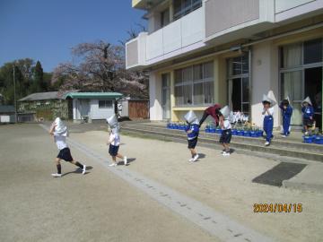 校庭に避難する写真