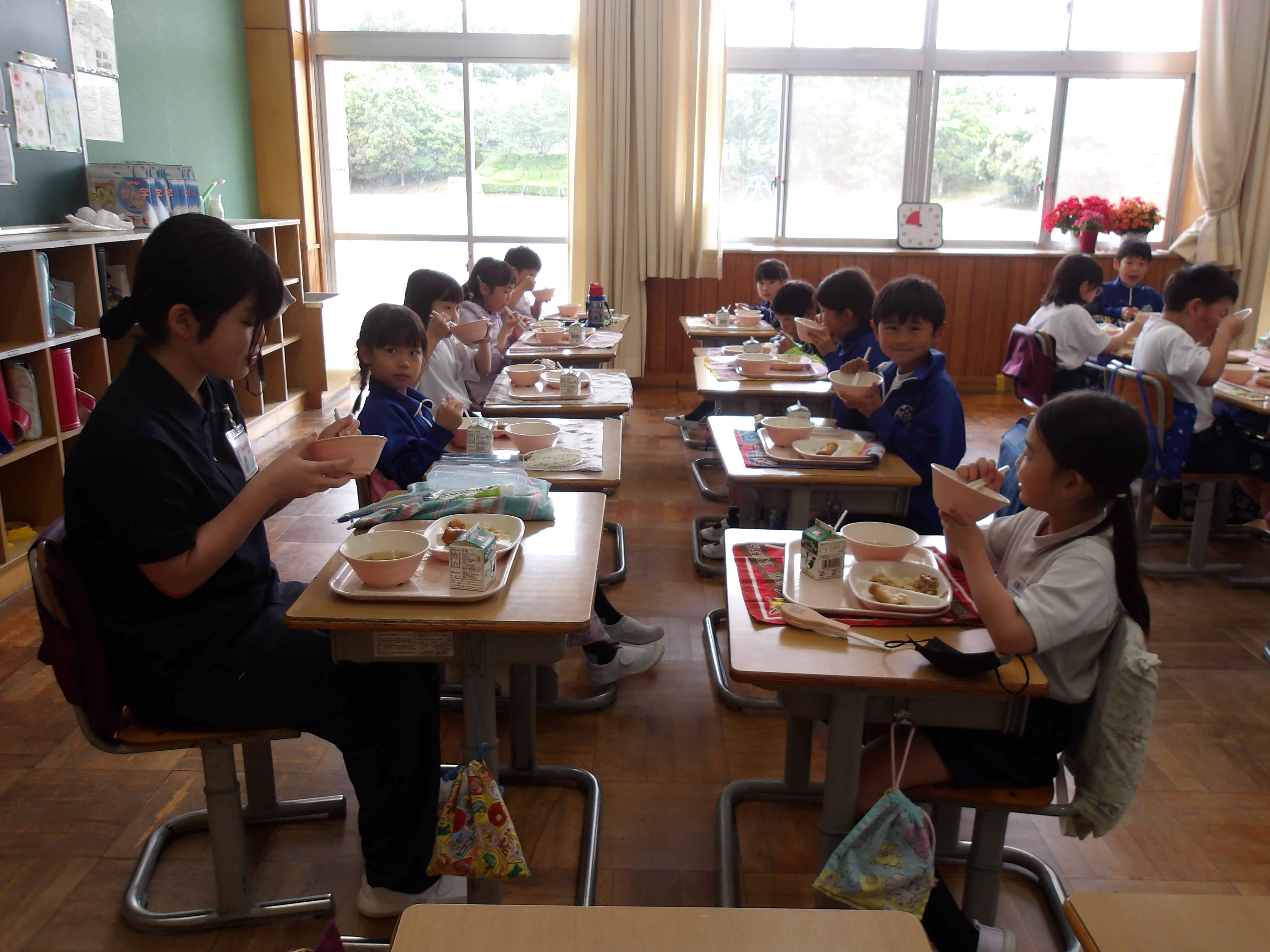 2年生と給食を食べている写真