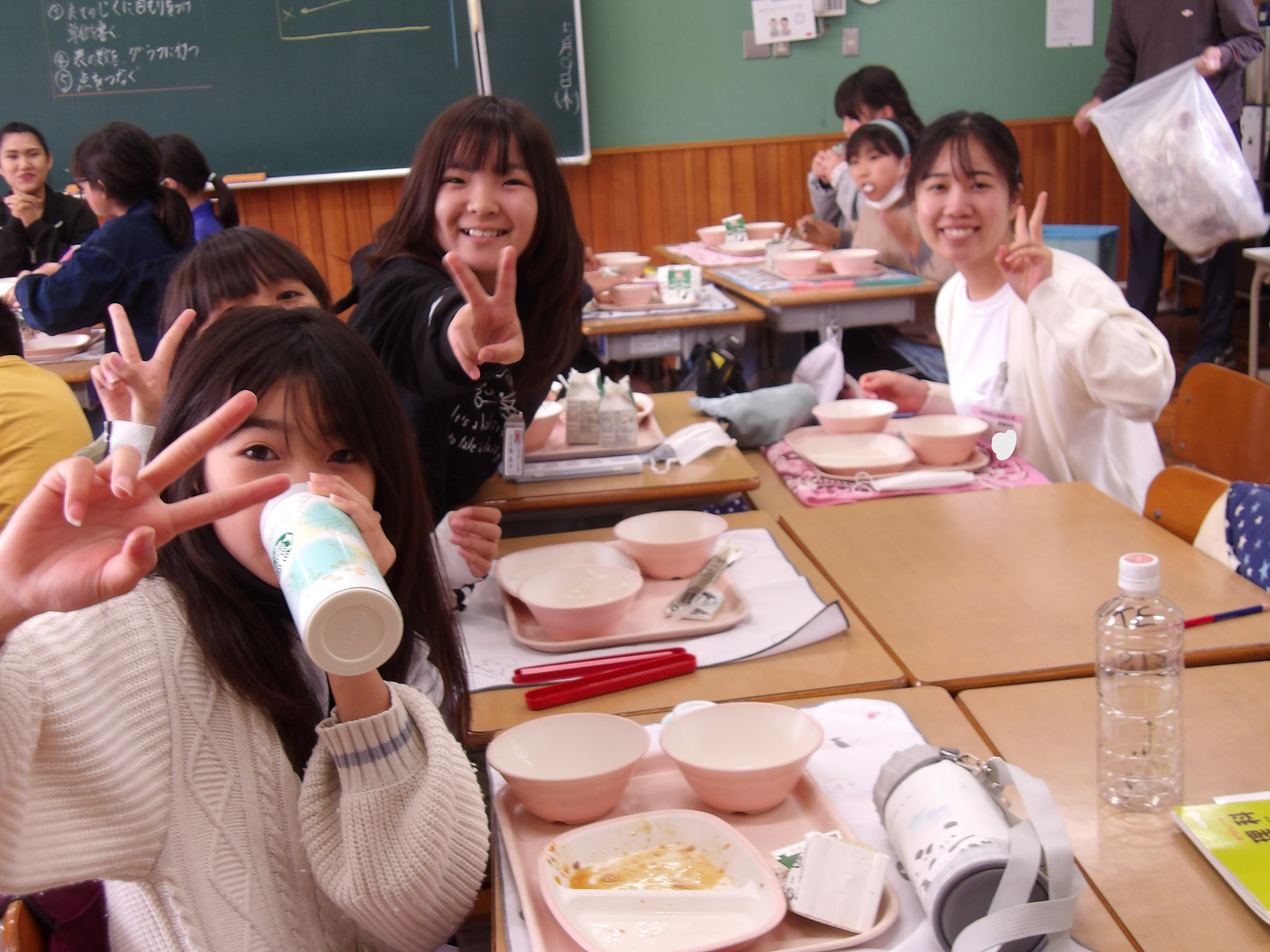 4年生と給食を食べました