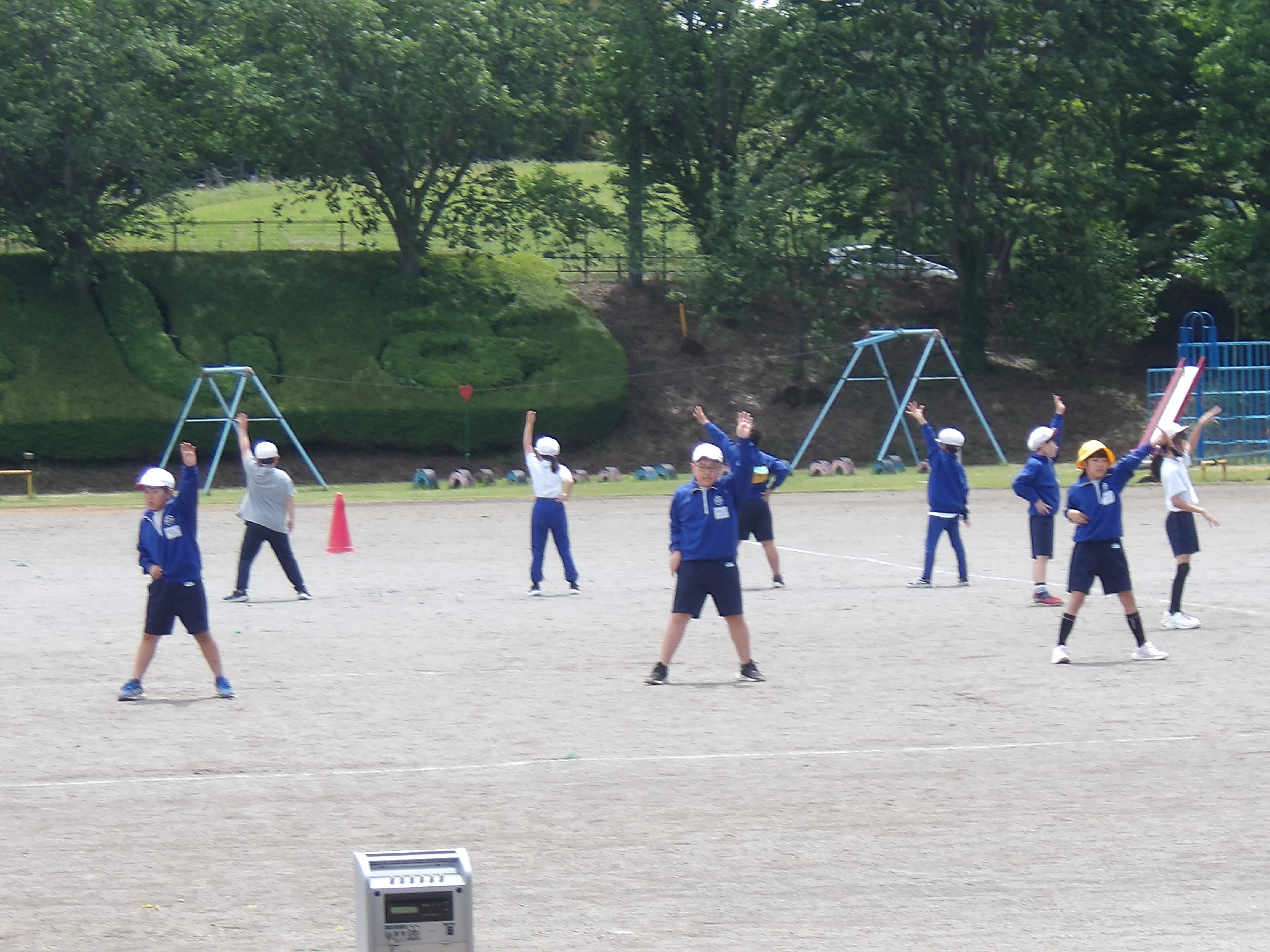 途中、輪の体型になって踊ります