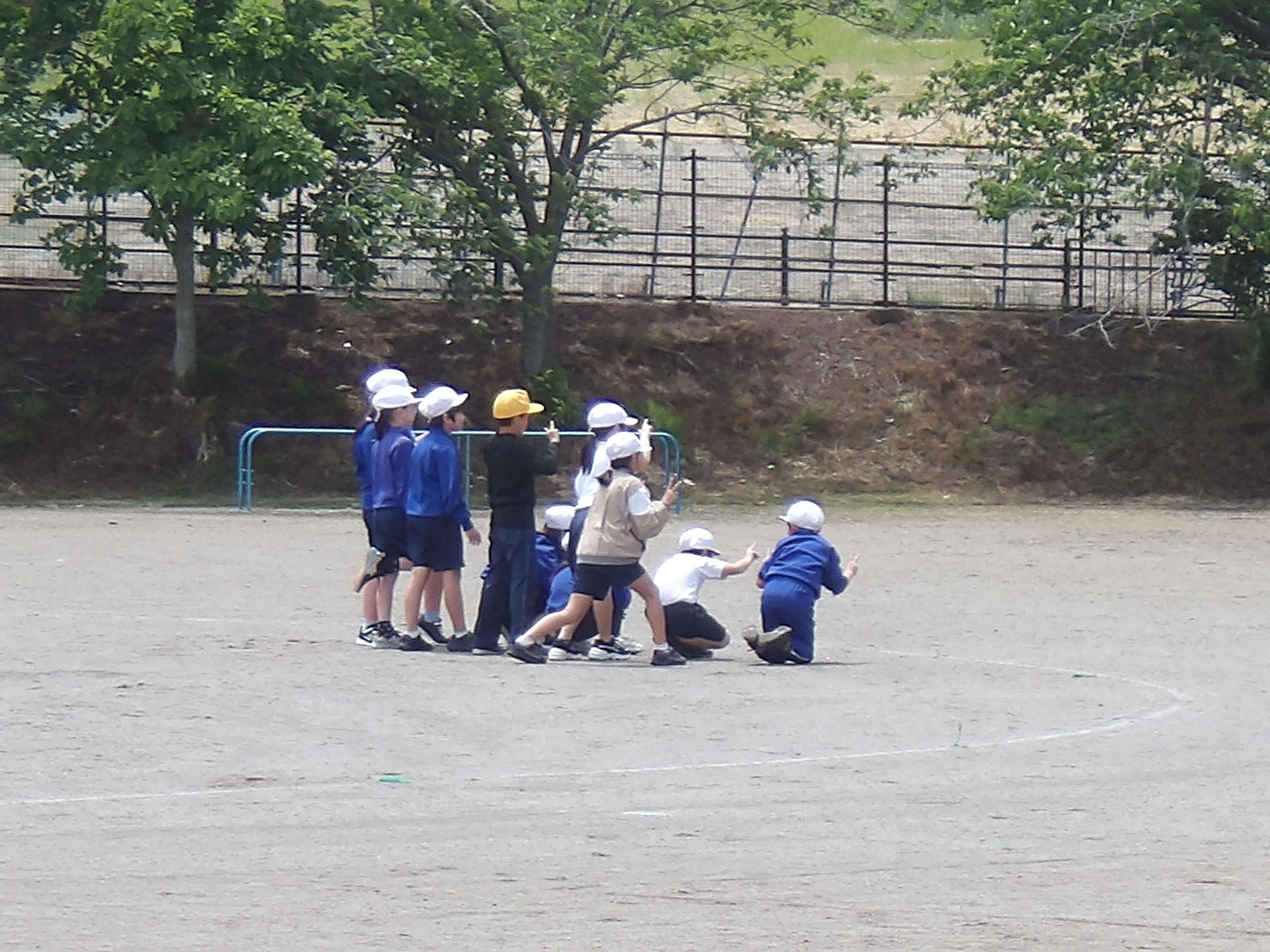 4年生の半分は鉄棒に向かって