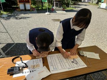 絵馬を書いてます