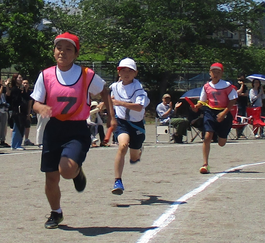 高学年　紅白対抗リレーのようす