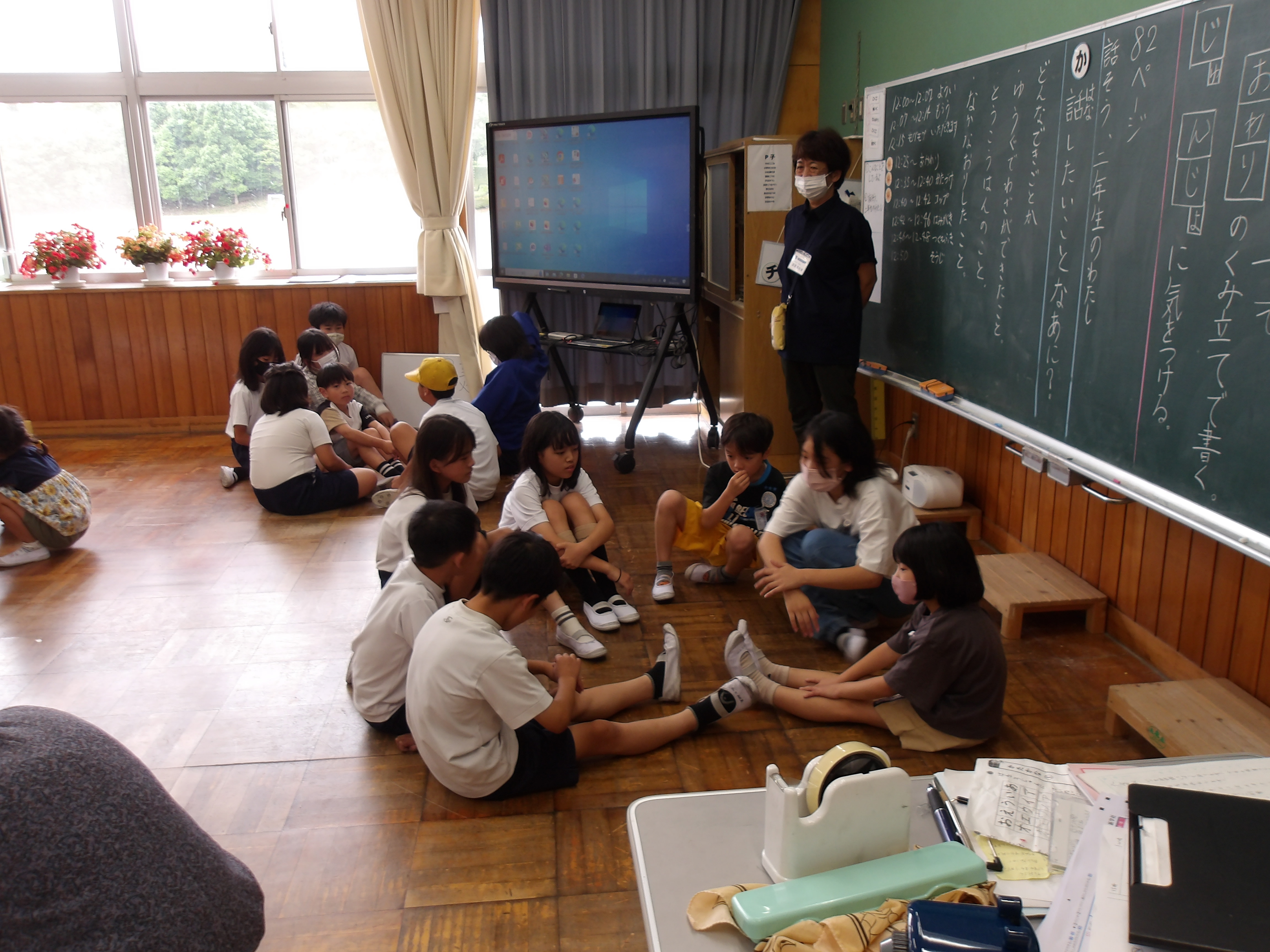 班ごとに話し合っている写真