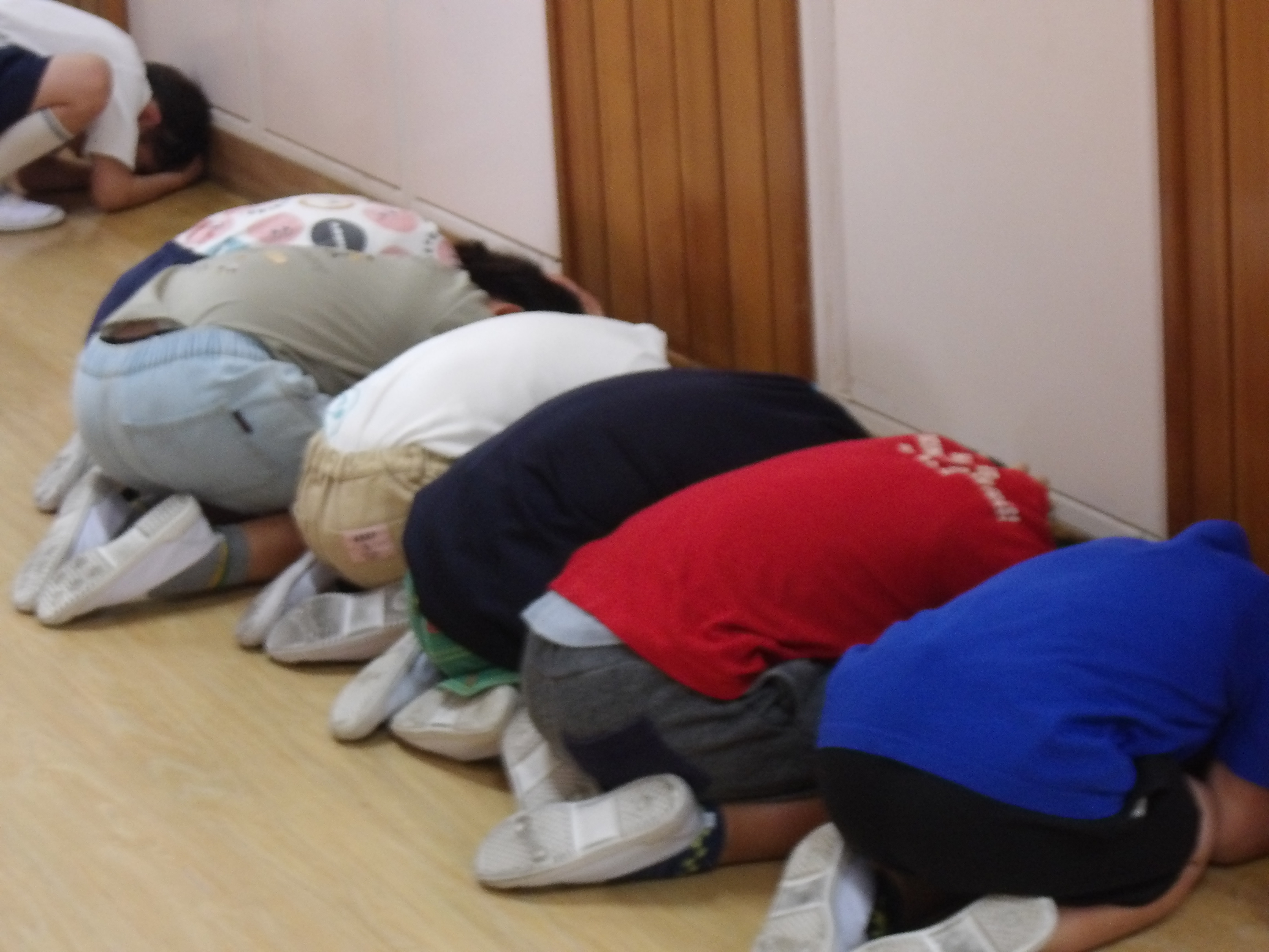 ダンゴムシのポーズをしているところ
