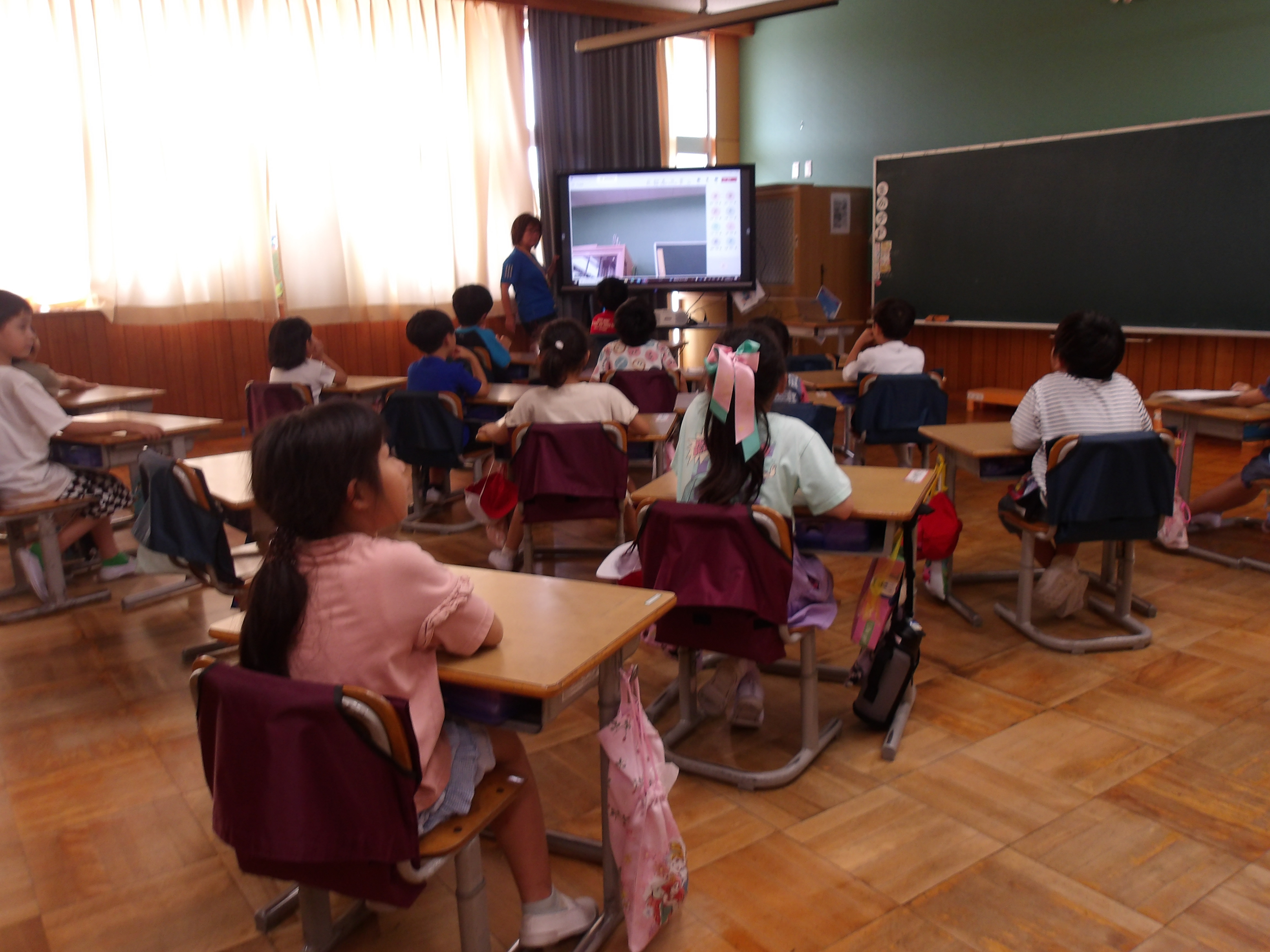 まとめの話を聞くようす