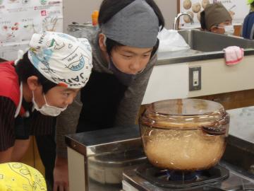 ご飯の様子を見ています