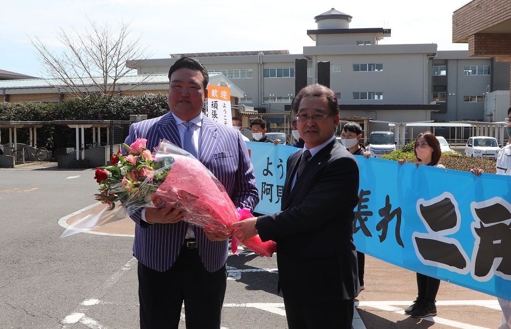 町長から花束贈呈